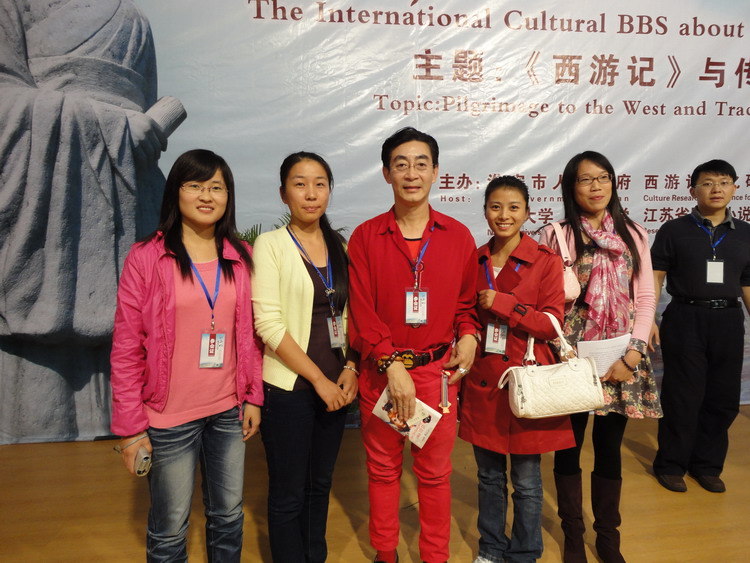 球探体育
研究生与六小龄童合影